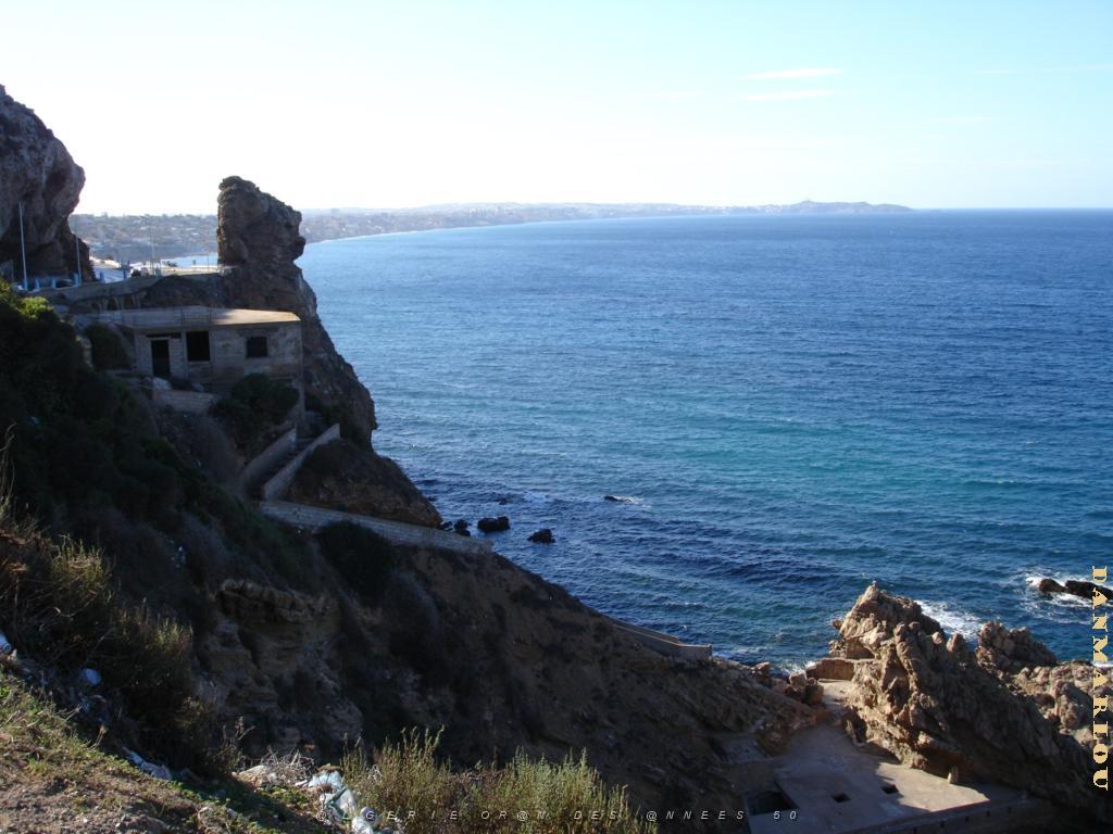 ORAN 10 2005 006 LA CORNICHE LE ROCHER DE LA VIEILLE.JPG